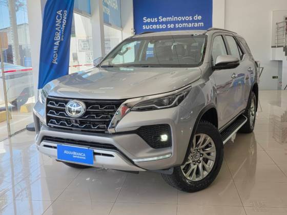 TOYOTA HILUX SW4 2.8 D-4D TURBO DIESEL SRX 7L 4X4 AUTOMÁTICO TOYOTA HILUX SW4 2.8 D-4D TURBO DIESEL SRX 7L 4X4 AUTOMÁTICO